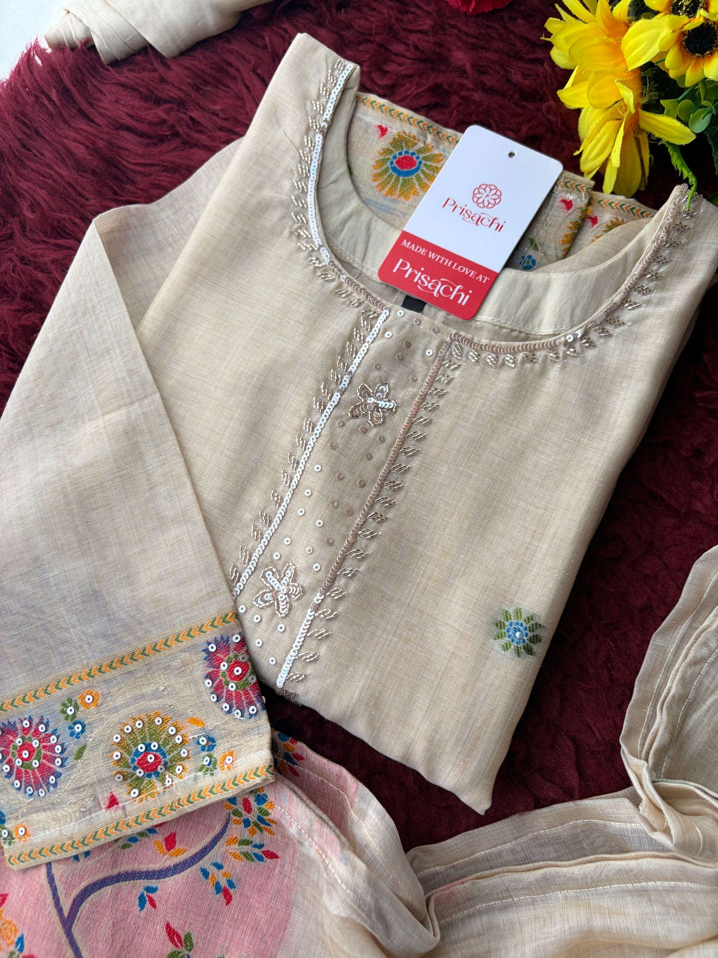 Off White Ethnic embroidered kurta set with dupatta