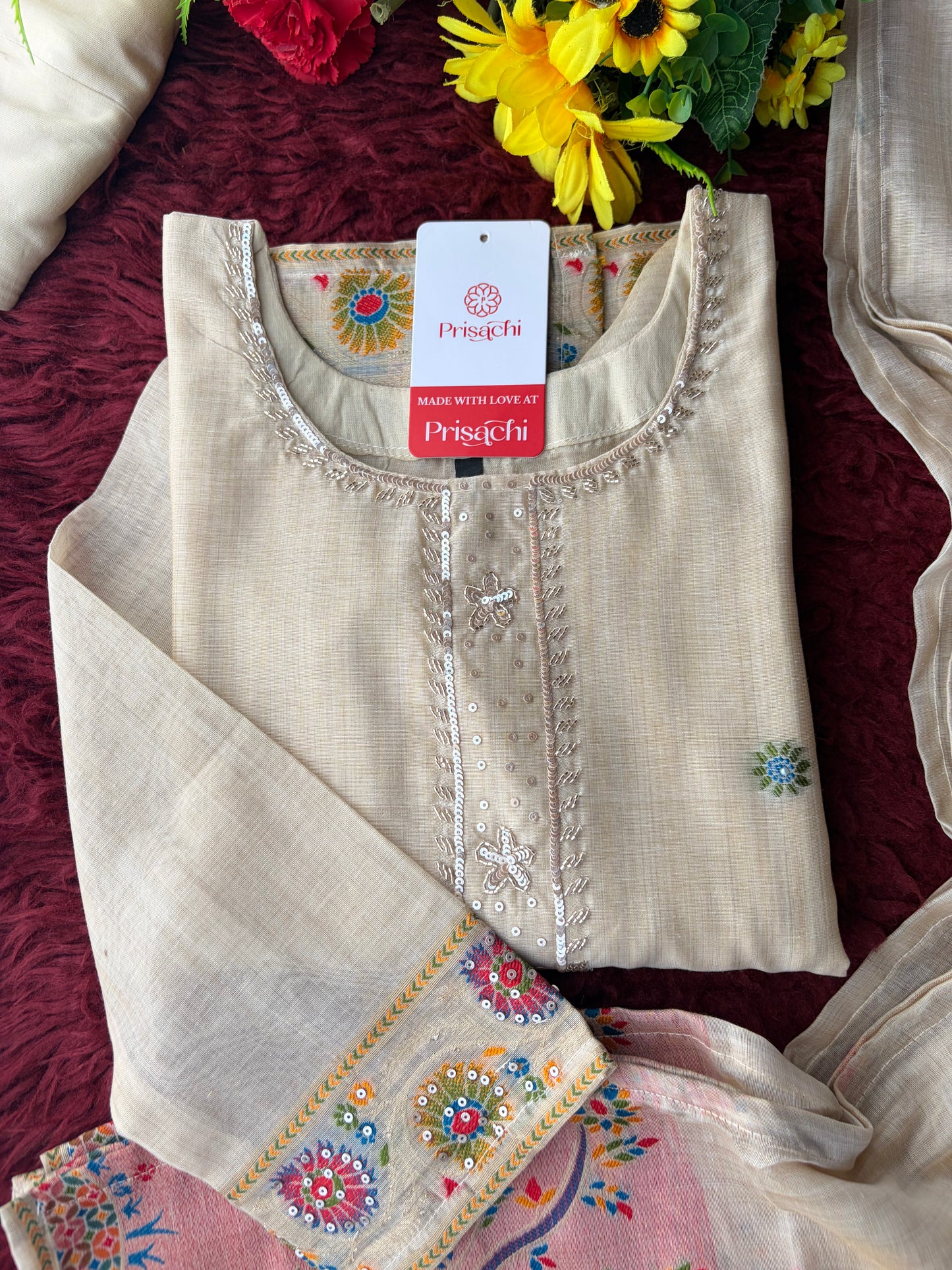 Off White Ethnic embroidered kurta set with dupatta