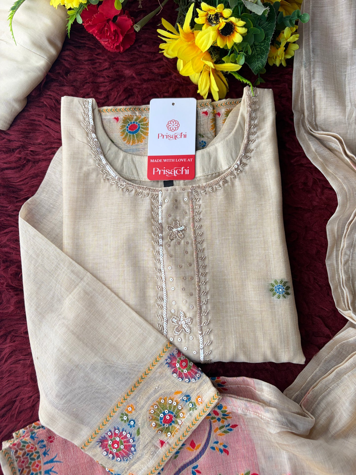 Off White Ethnic embroidered kurta set with dupatta